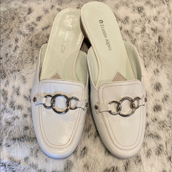 Etienne Aigner Shoe Mules White Leather Almond Toe Silver Chain Size 8 Wide - Picture 1 of 10